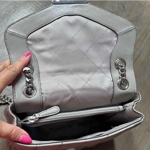 Michael Kors Peyton, taupe leather shoulder bag. - Picture 6 of 8